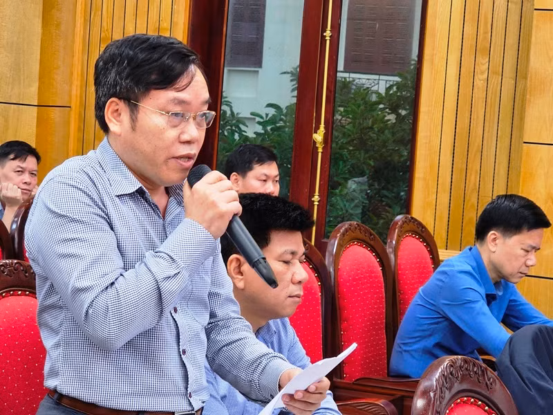 Đại biểu Hội đồng nhân dân tỉnh Thanh Hóa, Cầm Bá Chái chất vấn tại phiên họp.