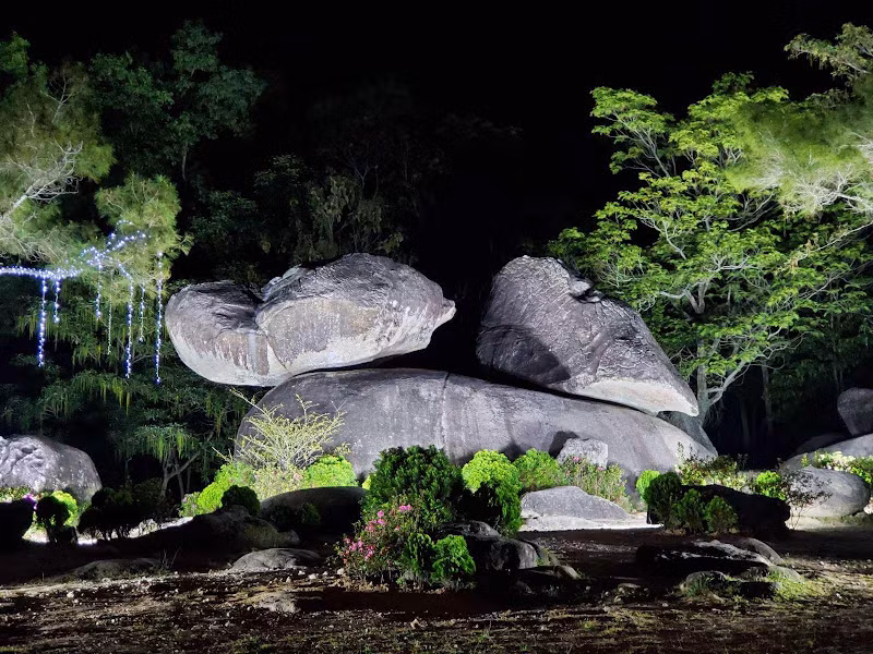 Hòn Trống Mái trên dãy núi Trường Lệ ở Sầm Sơn.