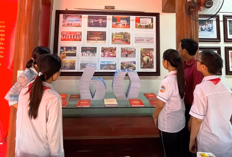 Cán bộ, học sinh tham quan hình ảnh về các sự kiện kinh tế-xã hội ở Sầm Sơn.