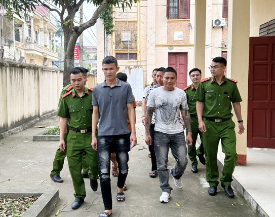 Công an dẫn giải nhóm đối tượng hoạt động "tín dụng đen".