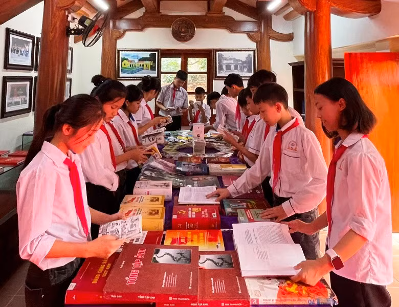 Học sinh chọn, đọc sách.