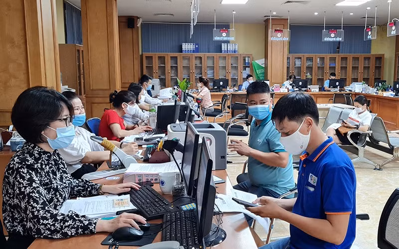 Trung tâm Phục vụ hành chính công tỉnh Vĩnh Phúc cải tiến cung cách phục vụ nhân dân. (Ảnh: Hà Hồng Hà)