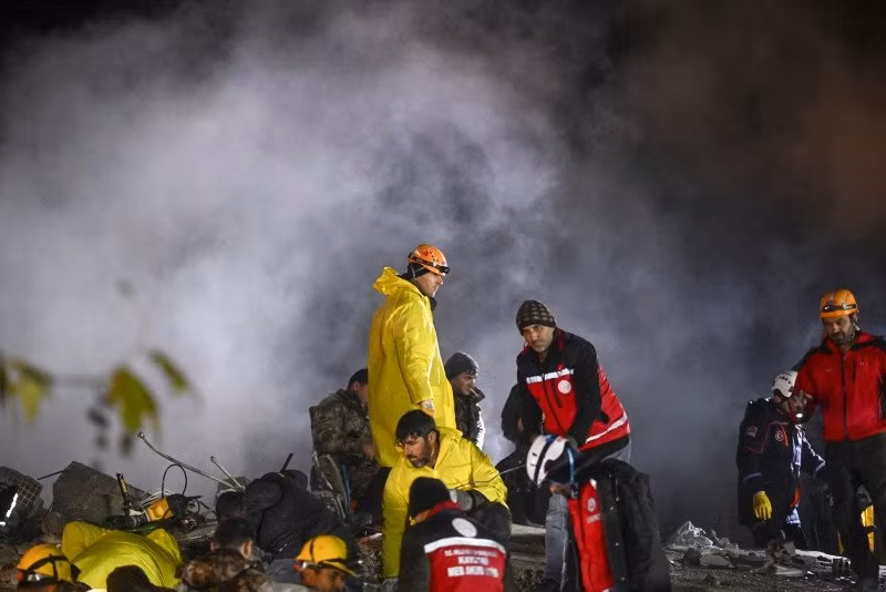 Lực lượng cứu hộ tìm kiếm, hỗ trợ nạn nhân trong trận động đất tại Thổ Nhĩ Kỳ, ngày 6/2/2023. (Ảnh: ANews)