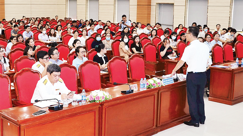 Lãnh đạo Chi cục Thuế khu vực XV đối thoại với hơn 900 doanh nghiệp.