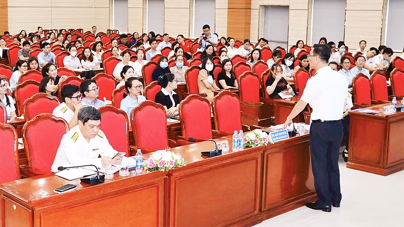 Lãnh đạo Chi cục Thuế khu vực XV đối thoại với hơn 900 doanh nghiệp.