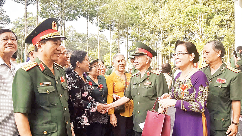 Đại tướng Phạm Văn Trà (người thứ ba từ phải sang), nguyên Ủy viên Bộ Chính trị, nguyên Bộ trưởng Quốc phòng gặp gỡ các cựu chiến binh tại Quân khu 9.