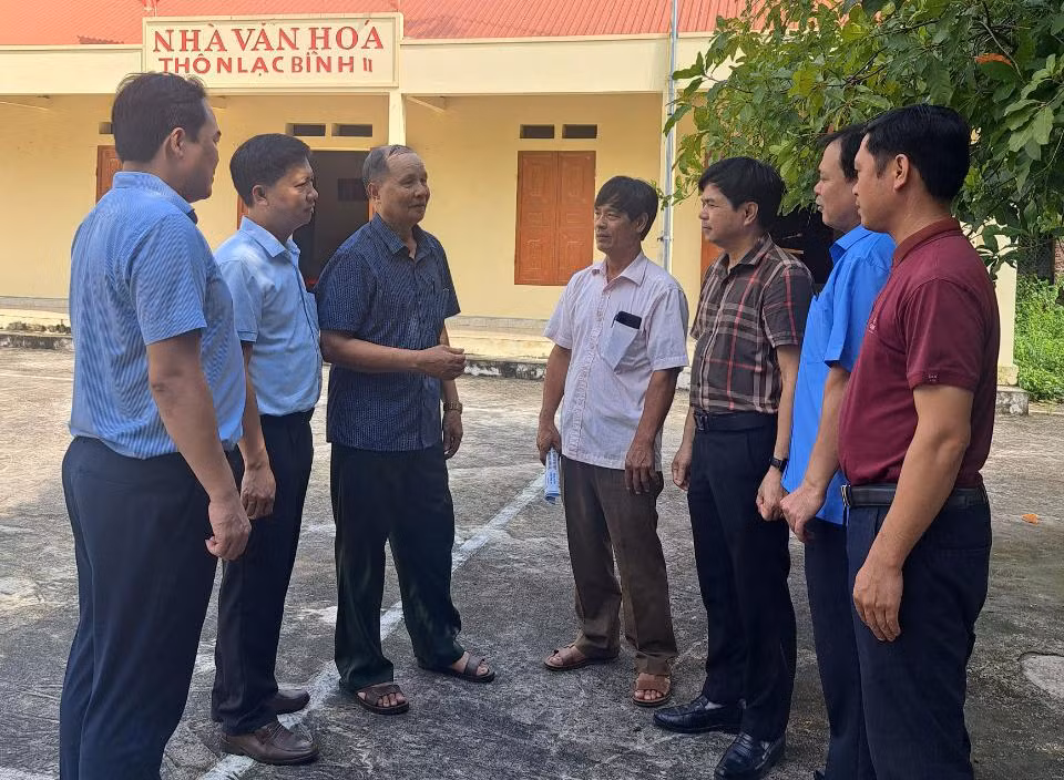 Cán bộ, đảng viên thôn Lạc Bình 2, xã Thạch Bình, huyện Nho Quan (Ninh Bình) trao đổi với người dân về xây dựng nông thôn mới nâng cao. 