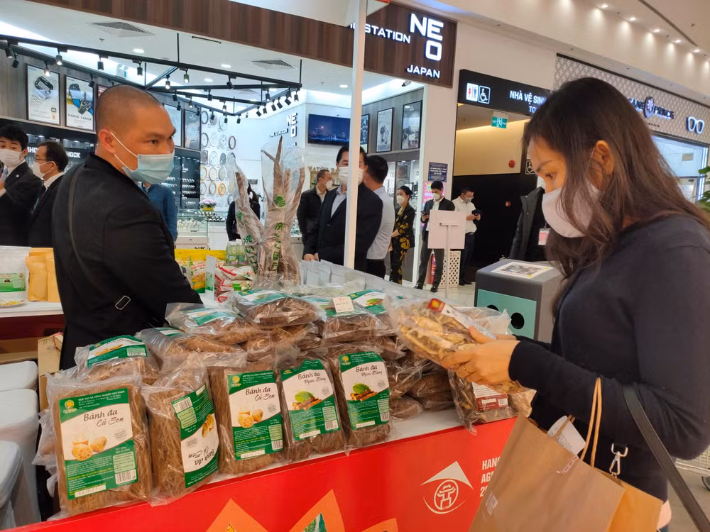 Người dân mua sắm tại siêu thị. (Ảnh: Bảo Minh)