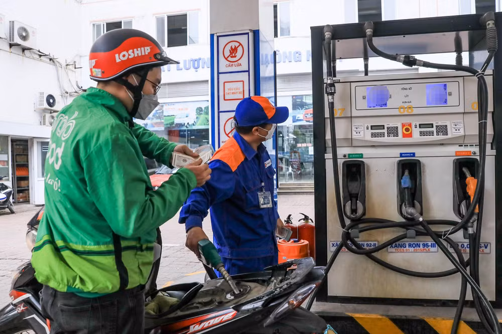 Giá xăng dầu giảm hơn 1.000 đồng mỗi lít