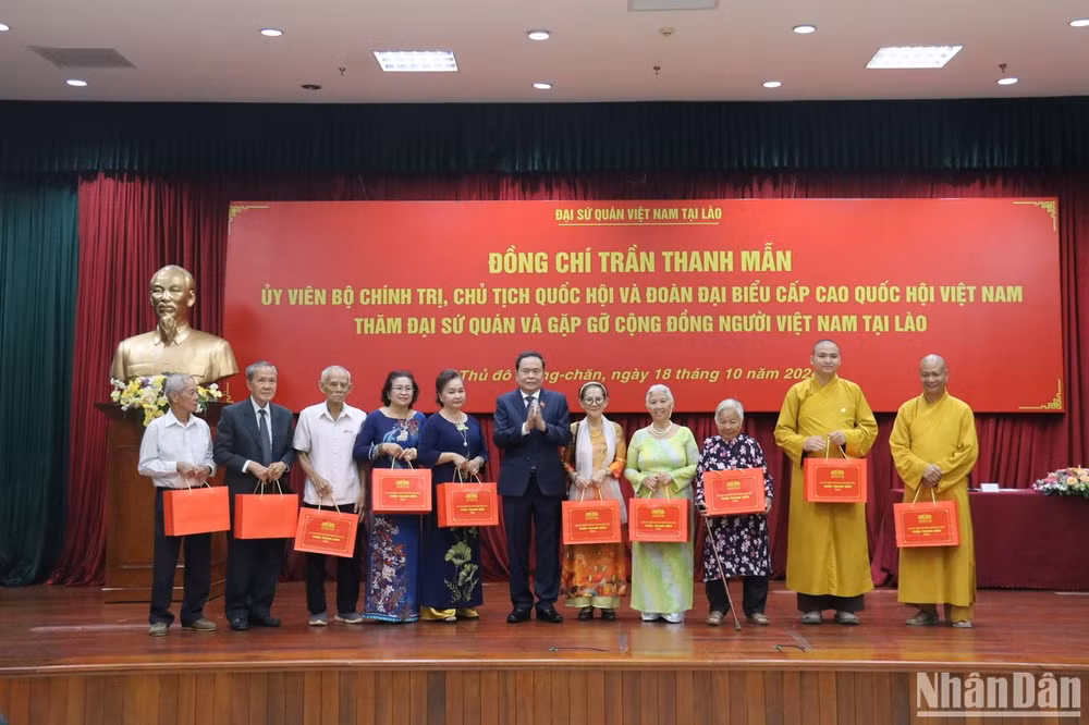 Chủ tịch Quốc hội tặng quà đại diện cộng đồng người Việt Nam tại Lào. (Ảnh: HẢI TIẾN)