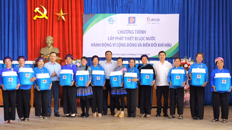 Chủ tịch Hội đồng quản trị Petrolimex Phạm Văn Thanh và lãnh đạo tỉnh Lào Cai trao tặng bình lọc nước tới người dân khó khăn trên địa bàn tỉnh.