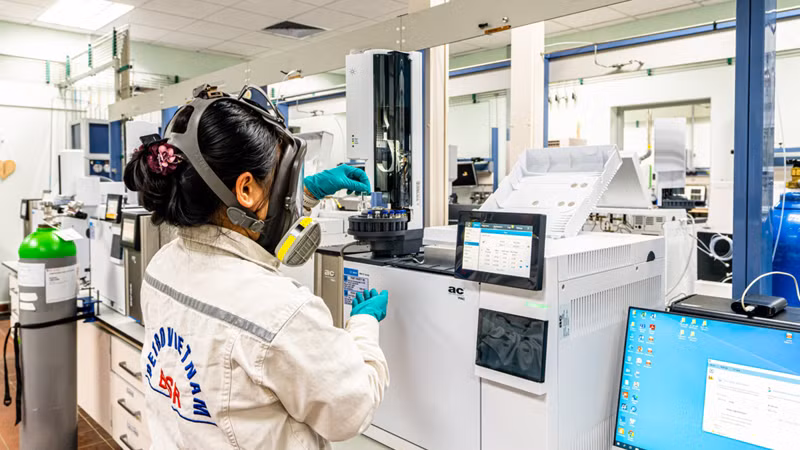 Cán bộ, kỹ sư nghiên cứu khoa học tại Công ty cổ phần Lọc hóa dầu Bình Sơn.