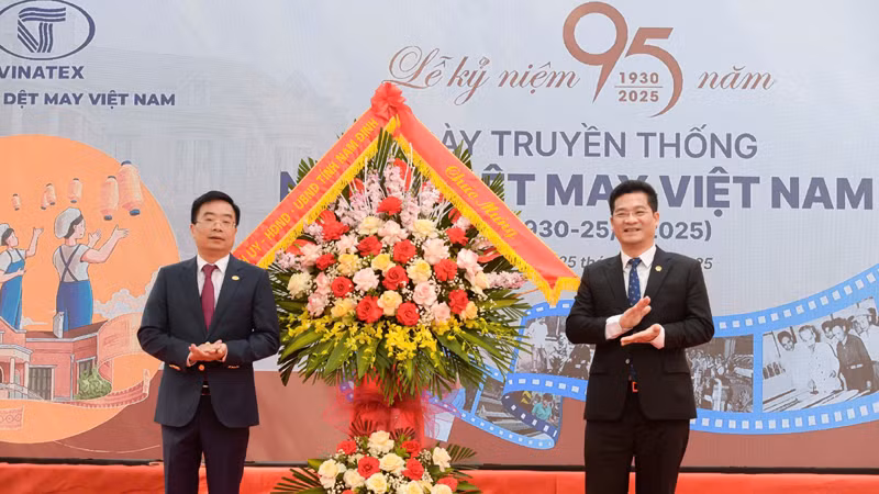 Đại diện lãnh đạo tỉnh Nam Định tặng hoa chúc mừng Ngày truyền thống ngành dệt may Việt Nam.