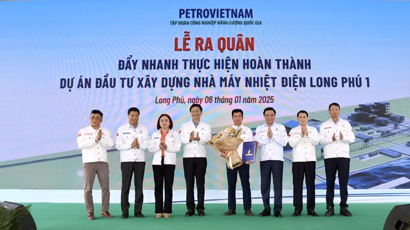 Lãnh đạo Petrovietnam trao trao quyết định Bí thư Đảng ủy, Trưởng ban Quản lý dự án Điện lực dầu khí Long Phú 1 cho ông Hà Đình Niên.