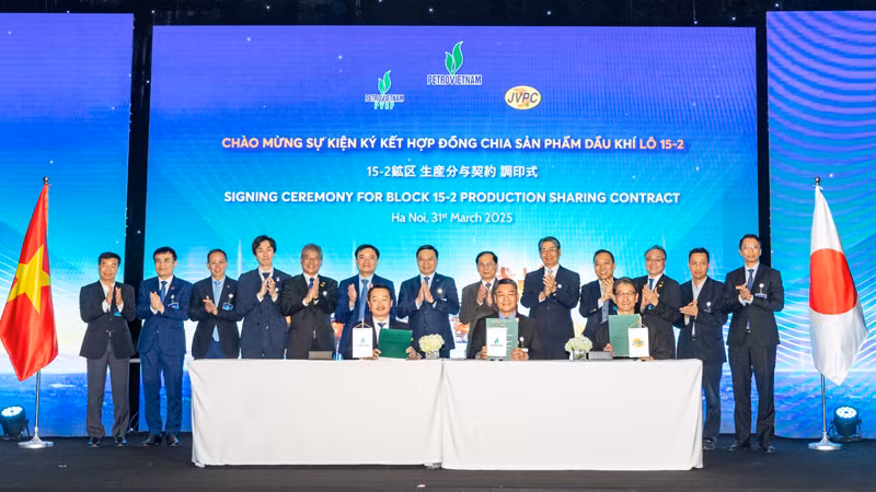 Các đại biểu chứng kiến lễ ký hợp đồng chia sẻ sản phẩm dầu khí Lô 15-2, bể Cửu Long.
