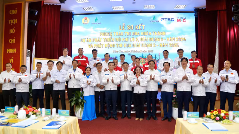 Các đại biểu chụp ảnh lưu niệm.