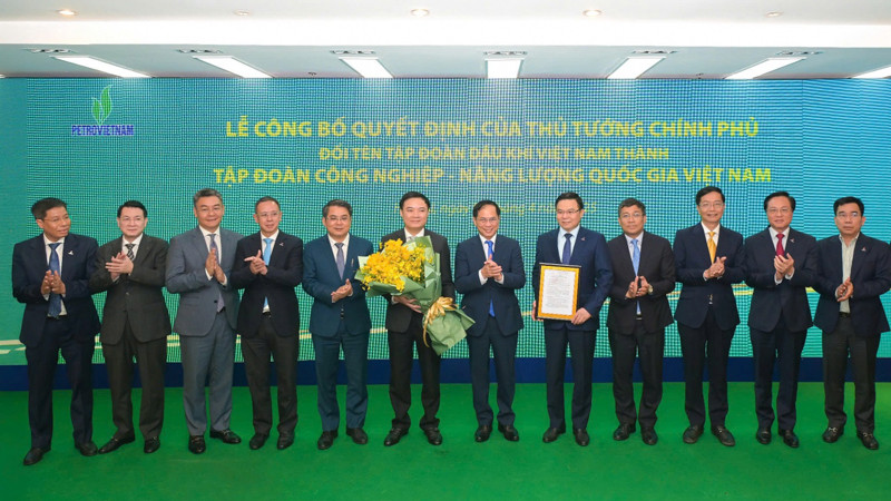 Phó Thủ tướng Bùi Thanh Sơn trao quyết định của Thủ tướng Chính phủ về việc chuyển đổi tên Tập đoàn Dầu khí Việt Nam thành Tập đoàn Công nghiệp-Năng lượng quốc gia Việt Nam cho lãnh đạo Petrovietnam.