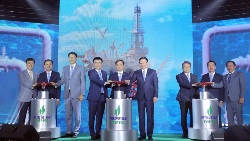 Lãnh đạo Chính phủ, Petrovietnam, PVEP, PVEP-POC thực hiện nghi thức đón dòng dầu thương mại đầu tiên từ Dự án phát triển mỏ Đại Hùng giai đoạn 3.