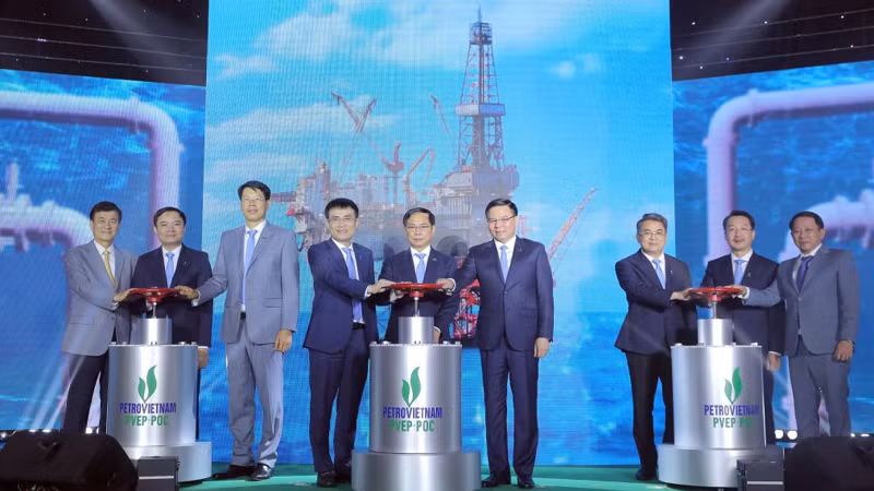 Lãnh đạo Chính phủ, Petrovietnam, PVEP, PVEP-POC thực hiện nghi thức đón dòng dầu thương mại đầu tiên từ Dự án phát triển mỏ Đại Hùng giai đoạn 3.