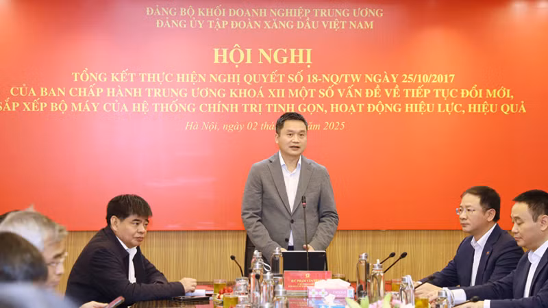 Đồng chí Phạm Văn Thanh, Ủy viên Ban Thường vụ Đảng ủy Khối Doanh nghiệp Trung ương, Bí thư Đảng ủy, Chủ tịch Hội đồng quản trị Petrolimex phát biểu tại hội nghị.