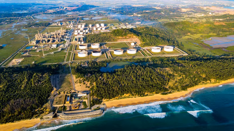 Toàn cảnh Nhà máy Lọc dầu Dung Quất.