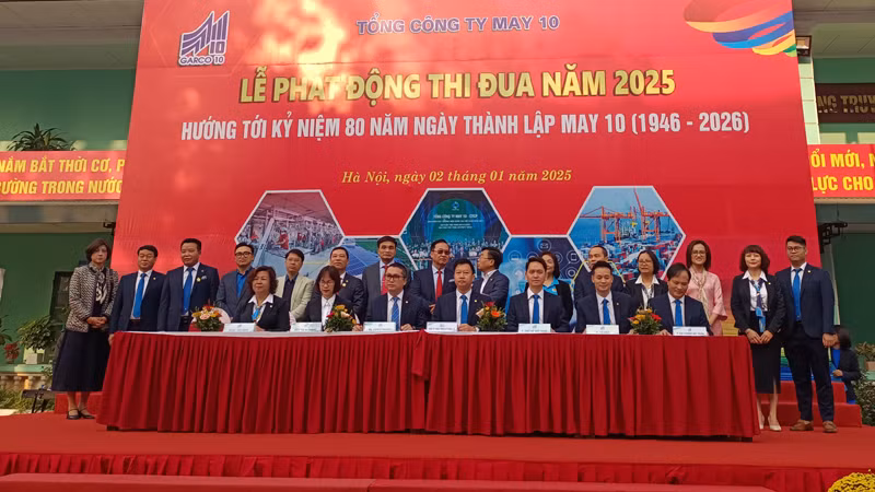 Các đại biểu chứng kiến lễ ký giao ước thi đua năm 2025.