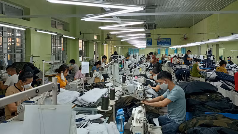 Sản xuất hàng may mặc tại Tổng công ty cổ phần Dệt may Nam Định.