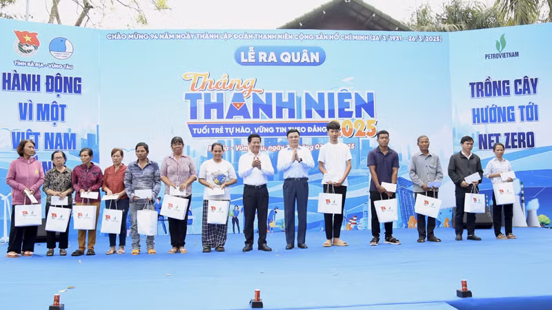 Chủ tịch Hội đồng thành viên Petrovietnam Lê Mạnh Hùng và Trưởng ban Tuyên giáo và Dân vận Tỉnh ủy Bà Rịa-Vũng Tàu Bùi Chí Thành trao quà cho bà con đồng bào dân tộc Chơ Ro