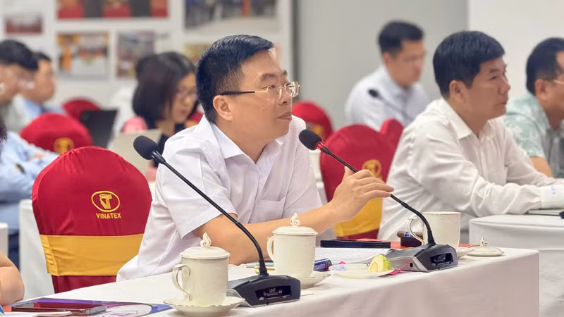 Chủ tịch Hội đồng quản trị Tập đoàn Dệt may Việt Nam Lê Tiến Trường chỉ đạo tại cuộc họp.