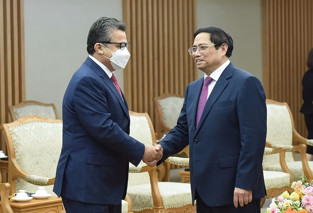 Thủ tướng Phạm Minh Chính đón các thành viên trong đoàn đi cùng Bộ trưởng Ziad Hab Al-Reeh