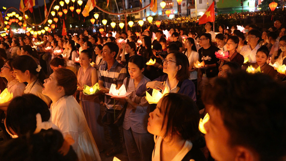 Hàng nghìn người cùng nhau thành tâm cầu nguyện cho hòa bình thế giới, quốc thái dân an, nhân loại vượt qua những biến động và đau khổ. Hàng nghìn người cùng nhau thành tâm cầu nguyện cho hòa bình thế giới, quốc thái dân an, nhân loại vượt qua những biến động và đau khổ.