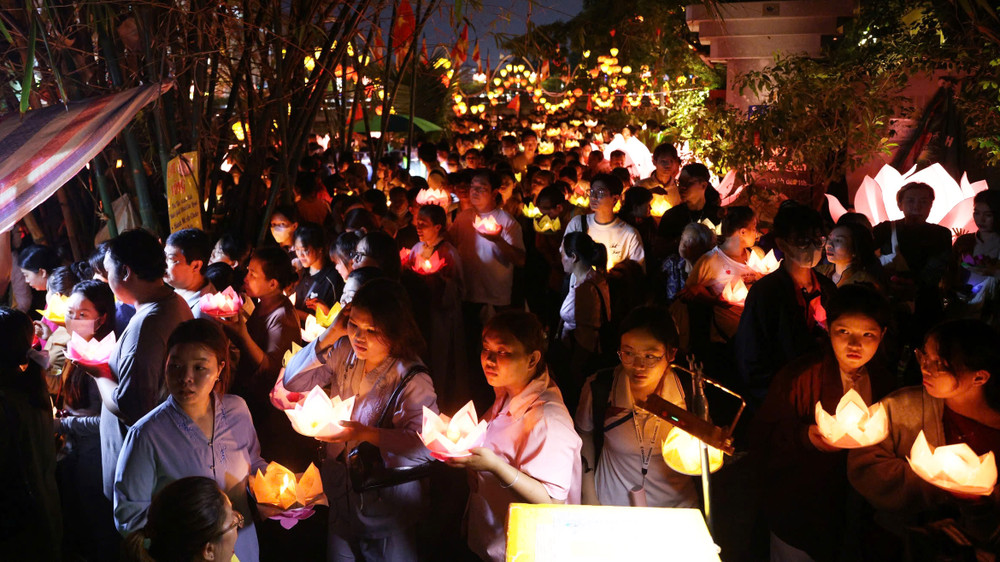 Hàng nghìn người dân, phật tử khắp Thành phố Hồ Chí Minh, đã đổ về chùa Pháp Hoa (quận 3) thả hoa đăng mừng Lễ Phật đản. Hàng nghìn người dân, phật tử khắp Thành phố Hồ Chí Minh, đã đổ về chùa Pháp Hoa (quận 3) thả hoa đăng mừng Lễ Phật đản.