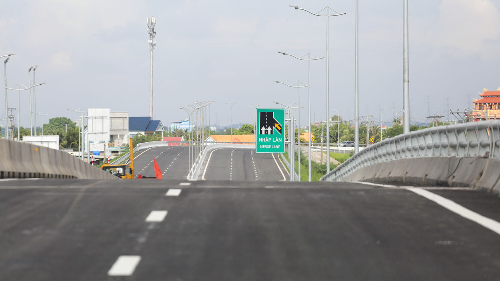 Song song đó, đoạn cầu dẫn vào cao tốc Thành phố Hồ Chí Minh-Trung Lương đang bước vào giai đoạn hoàn thiện. Song song đó, đoạn cầu dẫn vào cao tốc Thành phố Hồ Chí Minh-Trung Lương đang bước vào giai đoạn hoàn thiện.