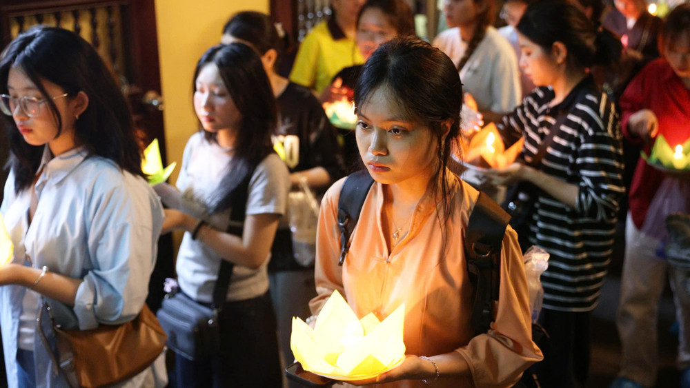 Dòng người tập trung đông bên bờ kênh chờ thả hoa đăng. Dòng người tập trung đông bên bờ kênh chờ thả hoa đăng.