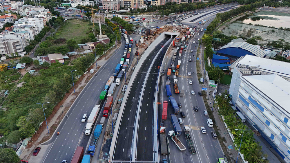 Bên trong hầm, mặt đường đã được hoàn thiện với độ phẳng, mịn. Bên trong hầm, mặt đường đã được hoàn thiện với độ phẳng, mịn.