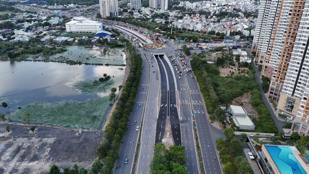 Biển báo giao thông đã được lắp đặt tại hai đầu hầm chui, các làn xe được kẻ vạch phân định rõ ràng bằng sơn phản quang. Biển báo giao thông đã được lắp đặt tại hai đầu hầm chui, các làn xe được kẻ vạch phân định rõ ràng bằng sơn phản quang.
