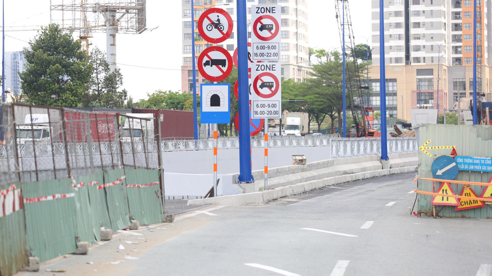 Biển báo giao thông đã được lắp đặt tại hai đầu hầm chui. Biển báo giao thông đã được lắp đặt tại hai đầu hầm chui.