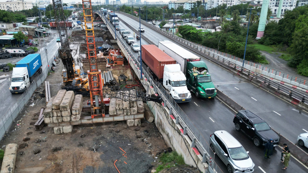 Lực lượng chức năng cùng đơn vị thi công nhanh chóng có mặt, khẩn trương xử lý hiện trường để tránh ùn tắc kéo dài tại khu vực nút giao Mỹ Thủy, điểm nóng giao thông ở cửa ngõ phía Đông của Thành phố Hồ Chí Minh. Lực lượng chức năng cùng đơn vị thi công nhanh chóng có mặt, khẩn trương xử lý hiện trường để tránh ùn tắc kéo dài tại khu vực nút giao Mỹ Thủy, điểm nóng giao thông ở cửa ngõ phía Đông của Thành phố Hồ Chí Minh.
