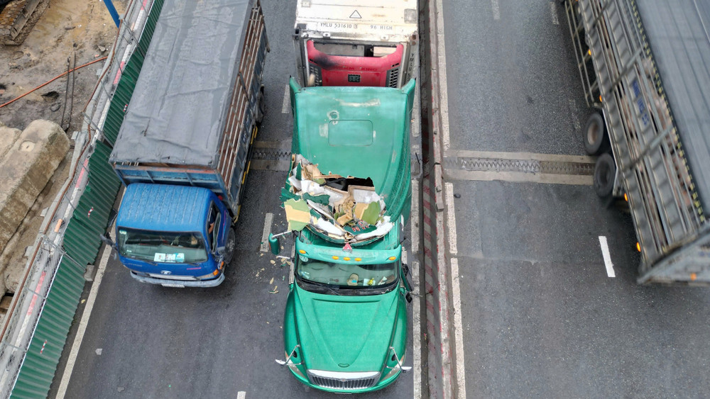 Chiều 31/5, lực lượng chức năng phường Cát Lái, Thành phố Hồ Chí Minh phối hợp với Đội Cảnh sát giao thông Cát Lái (Phòng Cảnh sát giao thông đường bộ - đường sắt (PC08),Công an Thành phố Hồ Chí Minh, điều tra nguyên nhân sự cố giàn cẩu tại công trình xây dựng nút giao thông Mỹ Thủy bất ngờ đổ sập, đè trúng hai ô tô đang lưu thông. Chiều 31/5, lực lượng chức năng phường Cát Lái, Thành phố Hồ Chí Minh phối hợp với Đội Cảnh sát giao thông Cát Lái (Phòng Cảnh sát giao thông đường bộ - đường sắt (PC08),Công an Thành phố Hồ Chí Minh, điều tra nguyên nhân sự cố giàn cẩu tại công trình xây dựng nút giao thông Mỹ Thủy bất ngờ đổ sập, đè trúng hai ô tô đang lưu thông.