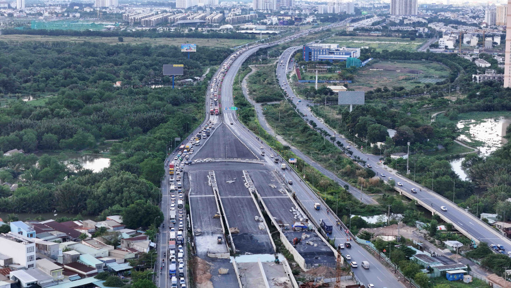 Đoạn giao nhau giữa hầm chui HC1 và đường Mai Chí Thọ hiện đã cơ bản thông suốt. Đoạn giao nhau giữa hầm chui HC1 và đường Mai Chí Thọ hiện đã cơ bản thông suốt.