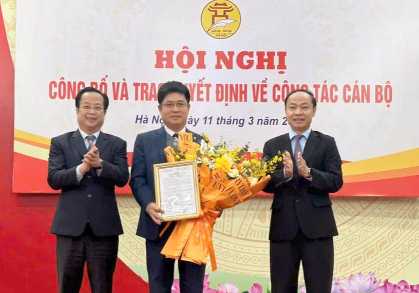 Giám đốc Sở Giáo dục và Đào tạo Hà Nội Trần Thế Cương và Phó Giám đốc Sở Giáo dục và Đào tạo Hà Nội Nguyễn Quang Tuấn chúc mừng Hiệu trưởng trường Bồi dưỡng cán bộ giáo dục Hà Nội Nguyễn Xuân Thành (Ảnh: Sở GDĐT Hà Nội)