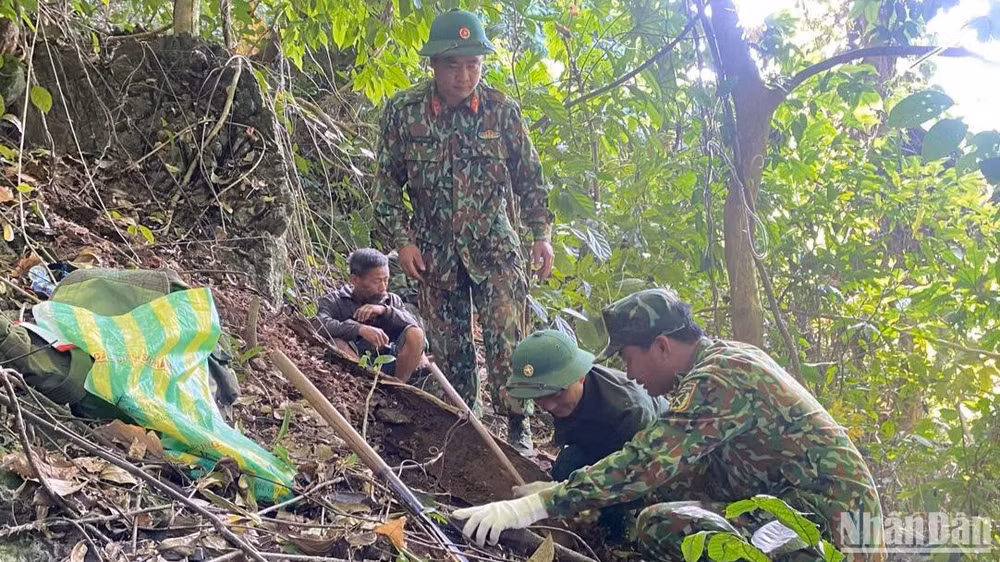 Đội quy tập hài cốt liệt sĩ, Đoàn Kinh tế-Quốc phòng 337 cất bốc hài cốt liệt sĩ tại thôn A Sóc, xã Hướng Lập, huyện Hướng Hóa, tỉnh Quảng Trị.
