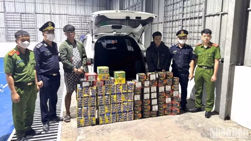 Lực lượng chức năng bắt giữ hai đối tượng cùng tang vật