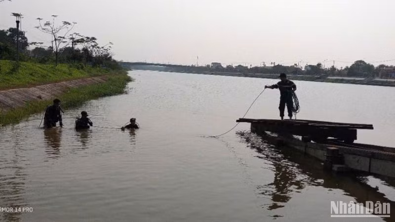 Lực lượng chức năng tìm kiếm thi thể học sinh bị đuối nước tại khu vực đập ngăn mặn, thành phố Đông Hà. Lực lượng chức năng tìm kiếm thi thể học sinh bị đuối nước tại khu vực đập ngăn mặn, thành phố Đông Hà.