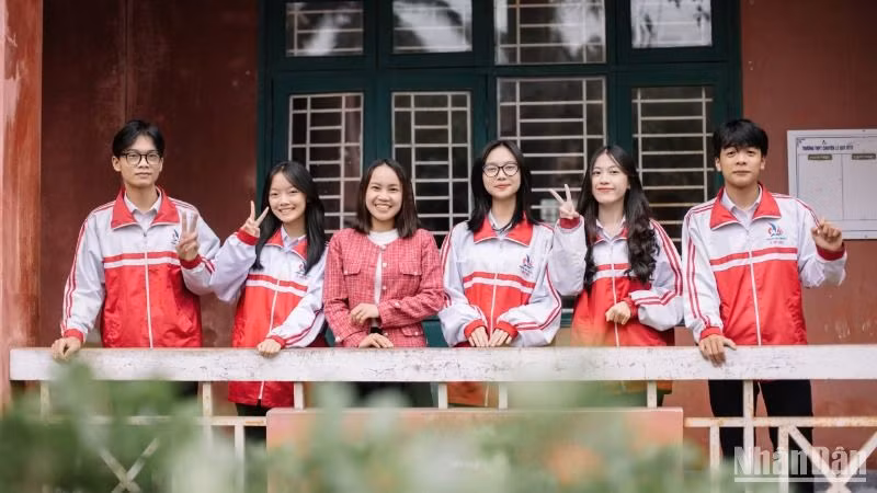 Cô giáo Nguyễn Thị Tâm cùng các học sinh đạt giải Nhất Cuộc thi "Học sinh, sinh viên với ý tưởng khởi nghiệp" cấp quốc gia năm 2023.