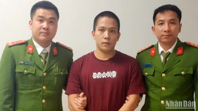 Đối tượng Nguyễn Văn Hợi (giữa) tại cơ quan công an