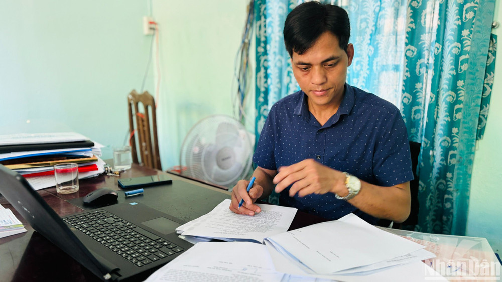 Anh Hồ Văn Việt, Phó Chủ tịch Ủy ban nhân dân xã Hướng Hiệp tất bật hoàn thiện hồ sơ, thủ tục cho các hộ nghèo đăng ký xây nhà mới. Anh Hồ Văn Việt, Phó Chủ tịch Ủy ban nhân dân xã Hướng Hiệp tất bật hoàn thiện hồ sơ, thủ tục cho các hộ nghèo đăng ký xây nhà mới.