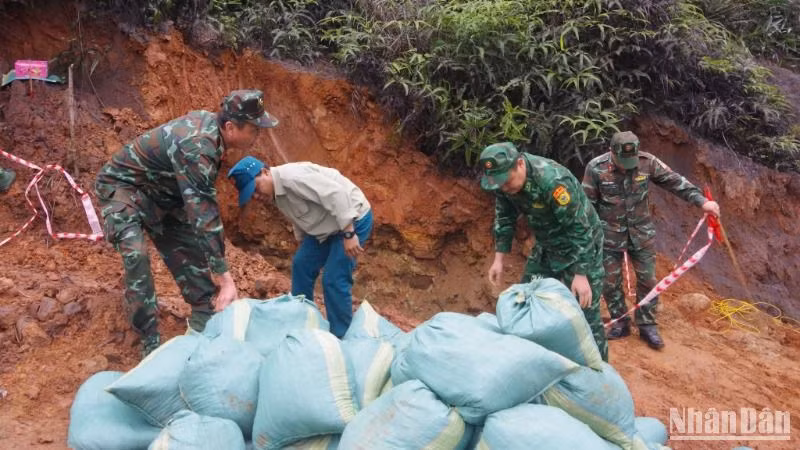 Chuẩn bị hủy nổ an toàn quả bom từ trường.