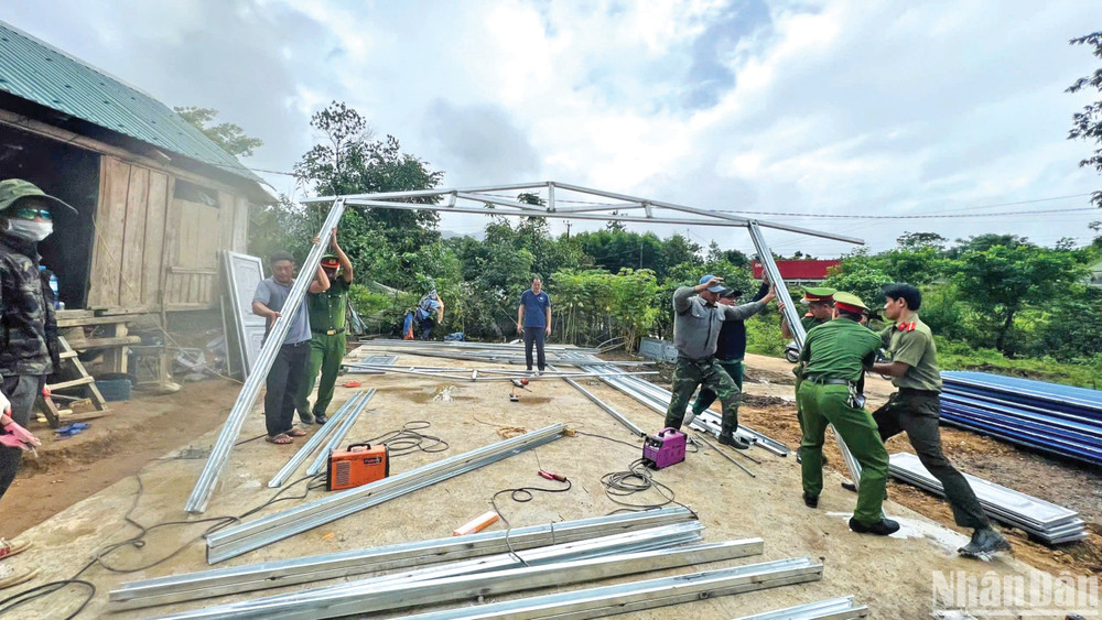 Cán bộ, chiến sĩ Công an và người dân huyện Đakrông hỗ trợ xây dựng nhà cho các hộ nghèo. Cán bộ, chiến sĩ Công an và người dân huyện Đakrông hỗ trợ xây dựng nhà cho các hộ nghèo.