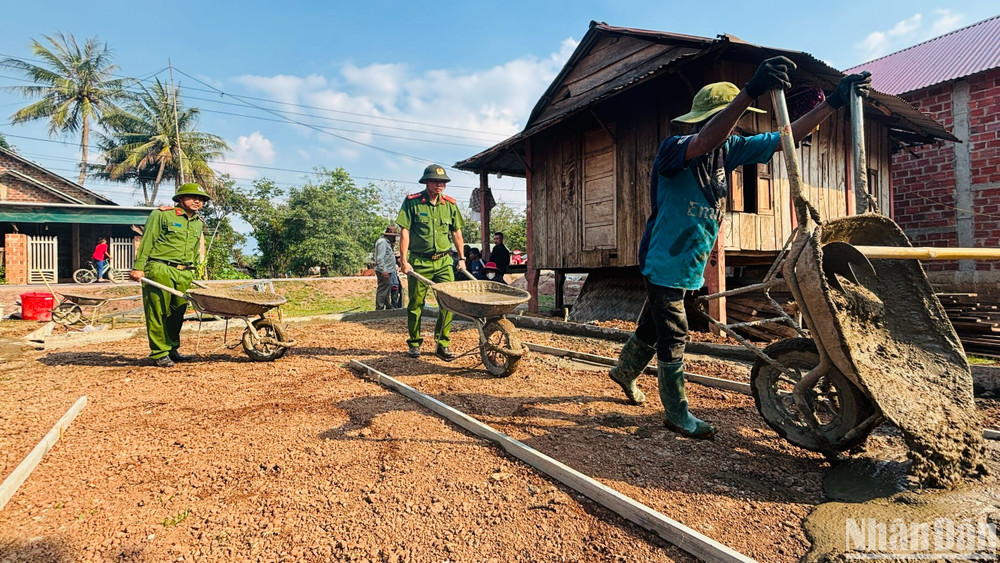 Màu áo xanh của đội "thợ xây" đặc biệt đã trở nên thân thuộc với bà con vùng rẻo cao Quảng Trị. Màu áo xanh của đội "thợ xây" đặc biệt đã trở nên thân thuộc với bà con vùng rẻo cao Quảng Trị.